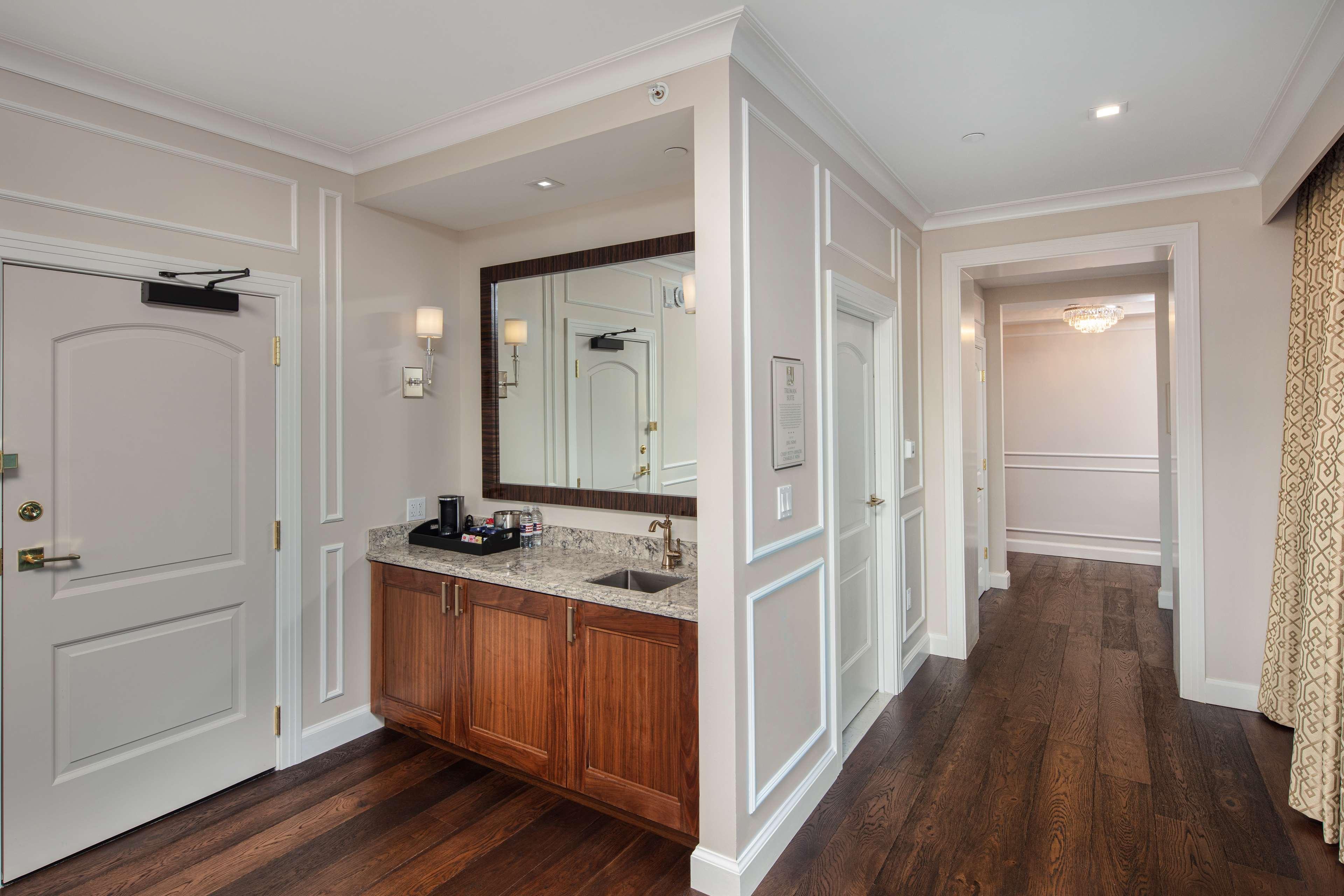 The Higgins Hotel New Orleans, Curio Collection By Hilton Екстер'єр фото